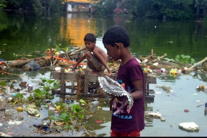 কাঠামো তুলছে খুদেরা