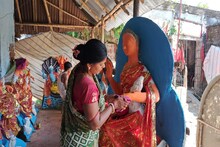 সংসারের লক্ষ্মীর হাতেই সেজে উঠছেন দেবী লক্ষ্মী