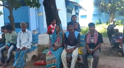 শোকাহত পরিবারের লোকেরা