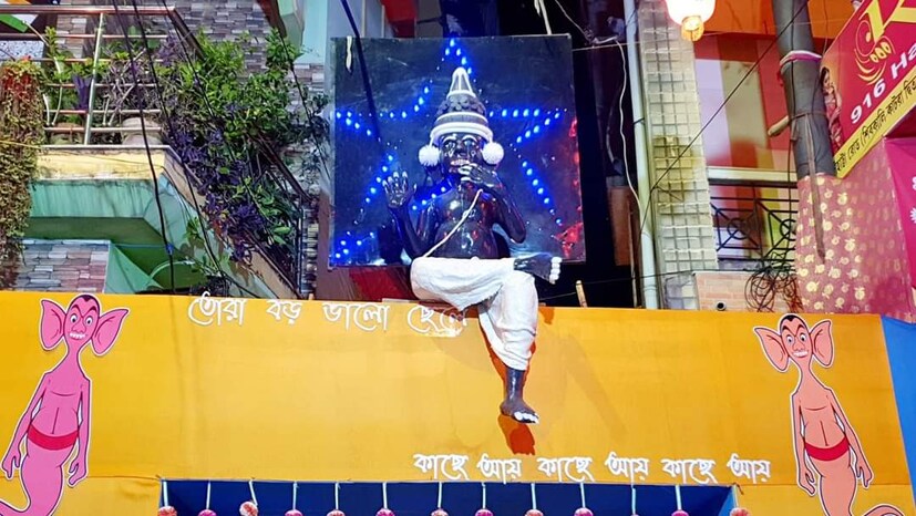 যেখানে দেখা যাচ্ছে ভুতের রাজা সেও বসে আছে, আছেন ক্যামেরা নিয়ে সত্যজিৎ রায়।(ছবি ও তথ্যঃ কৌশিক অধিকারী)