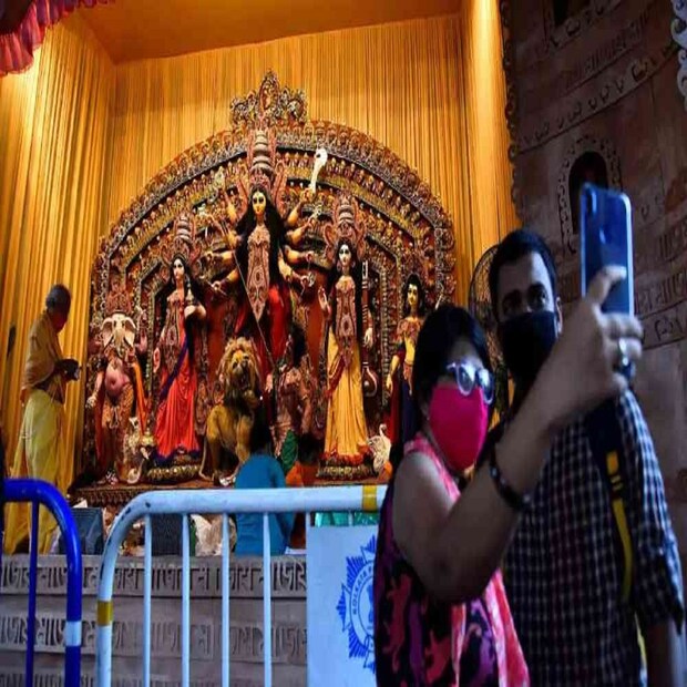আবহাওয়া দফতরের বিশেষজ্ঞ ডক্টর সৌরীশ বন্দ্যোপাধ্যায় আগামী কয়েকদিনের ওয়েদার আপডেট দিয়েছেন। আবহাওয়া দফতরের পূর্বাভাস, আগামী ২৪ ঘণ্টায় পূর্ব মধ্য বঙ্গোপসাগরের কাছাকাছি একটি ঘূর্ণাবর্ত তৈরি হওয়ার সম্ভাবনা রয়েছে। এর প্রভাবে বঙ্গোপসাগরের থেকে আসা জলীয় বাষ্প পূর্ণ হওয়া তার শক্তি কিছুটা বাড়বে।