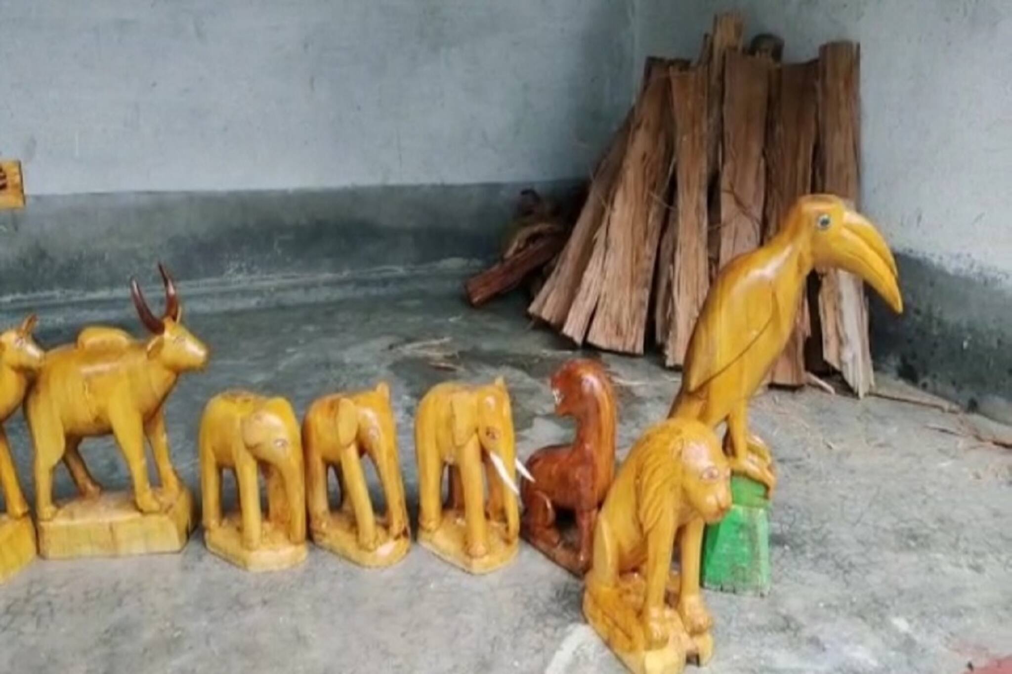 Jalpaiguri News: আর ভাল লাগছে না রাজনীতি! সংসার চালাতে এবার হস্তশিল্পেই মন দিলেন এই বিজেপি নেতা