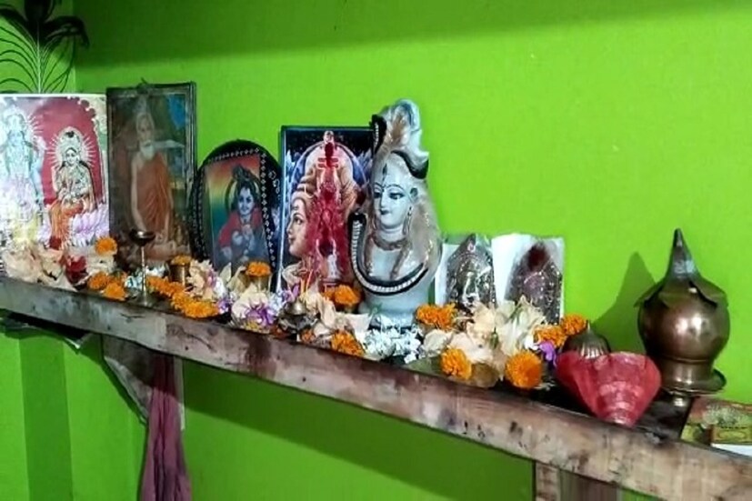 সাধারণ ঘরের গৃহিণীরা যেমন এই পুজোর আয়োজন করেন, তেমনি সেই তালিকা থেকে বাদ যাননি পতিতালয়ের যৌনকর্মীরাও। পরিবারের শান্তি কামনায় দুর্গাপুরের কাদারোড যৌনপল্লীতেও পূজিত হচ্ছেন মহালক্ষ্মী। ফল কাটা থেকে আলপনা সবই করেছেন যৌনকর্মীরা।