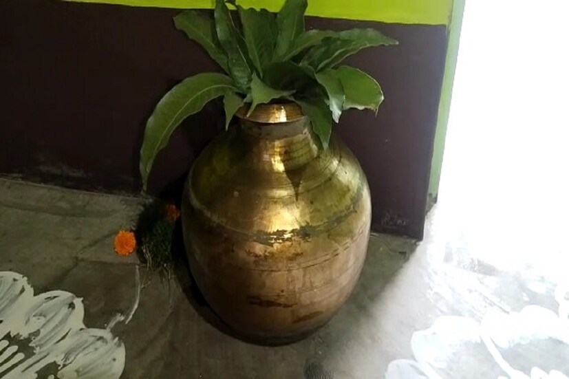 তবে লক্ষ্মী পুজোতে অন্য চিত্র ধরা পড়ল দুর্গাপুরে। দুর্গাপুরের কাদারোড নিষিদ্ধ পল্লীর যৌনকর্মীরা মেতে উঠলেন লক্ষ্মী পুজোর আনন্দে। লক্ষ্মী পুজো উপলক্ষে নিষিদ্ধ পল্লীর প্রতিটি বাড়িতে যৌনকর্মীরা লক্ষ্মী পুজোর আয়োজন করেছিলেন সেখানে। পুজোর আয়োজন, রান্নাবান্না, খাওয়া-দাওয়া - সবমিলিয়ে দুদিন ধরে এলাহী আয়োজন দুর্গাপুরের কাদা রোড নিষিদ্ধ পল্লীতে।