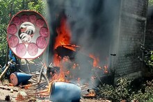 রোলক্যাপসের স্ফুলিঙ্গ থেকে ভস্মীভূত দোকানঘর