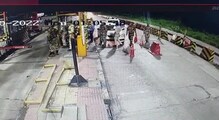 টোল কর্মীদের লাঠিপেটা কেন্দ্রীয় জওয়ানদের! ভাইরাল সিসিটিভি ফুটেজ টোল কর্মীদের লাঠিপেটা কেন্দ্রীয় জওয়ানদের! ভাইরাল সিসিটিভি ফুটেজ