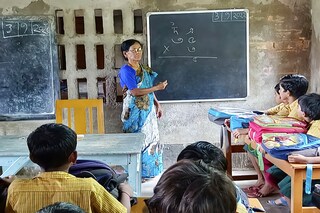 ক্লাস নিচ্ছেন তৃপ্তি দেবী।
