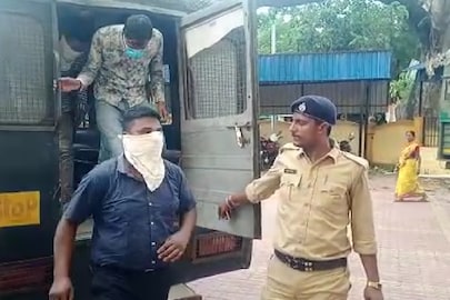 ধৃতদের আদালতে নিয়ে যাওয়া হচ্ছে