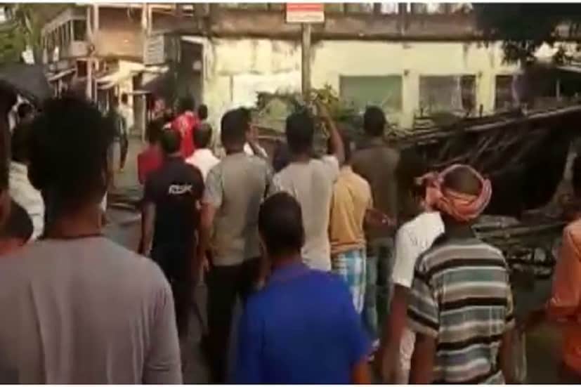 দিন কয়েক আগেই উত্তর দিনাজপুরের রায়গঞ্জে দুর্গাপূজোর কার্নিভালে বলদের গুঁতোয় প্রা যায় এক জনের । কার্যত ভণ্ডুল হয়ে যায় কার্নিভাল । জখম হন বেশ কয়েকজন । এরপর থেকেই রাজ্যের জেলায় জেলায় রাস্তায় চড়ে বেড়ায় গরু , ষাঁড় নিয়ন্ত্রনে তৎপরতা বাড়িয়েছে প্রশাসন । কিন্তু এরপরেও বৃহস্পতিবার মালদহে হবিবপুরের দাল্লা বাজারের ঘটনা হুলস্থুল বাঁধিয়ে দেয় ।