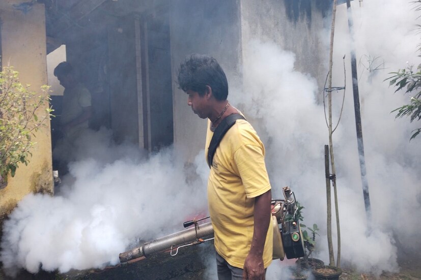 তিনি এও বলেন, আগের থেকে শহরের ডেঙ্গি পরিস্থিতি অনেকটা উন্নত হয়েছে। তবে আরও স্বাভাবিক করার লক্ষ্যেই এগোচ্ছি। সে জন্য প্রতিটি ওয়ার্ডে নজরদারি বাড়ানো হয়েছে। আজ মেয়র একাধিক ওয়ার্ড পরিদর্শন করেন। মৃতদের পরিবারের লোকেদের সঙ্গেও কথা বলেন।