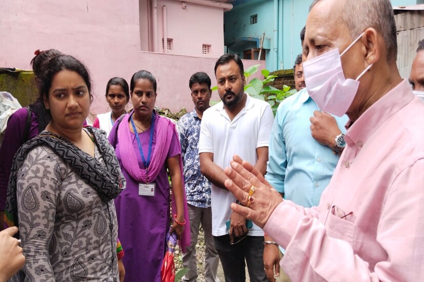 মেয়রের বিরুদ্ধে পালটা তোপ দাগেন শিলিগুড়ির বিজেপি বিধায়ক শঙ্কর ঘোষ। তিনি বলেন, মেয়র এখোনো রাজনীতির দোষারোপের পর্ব থেকে বের হয়ে আসতে পারেননি। পুরসভার উদাসীনতা এবং পরিকল্পনার অভাবেই ডেঙ্গি বাড়ছে। মেয়রের দূরদর্শিতার অভাব রয়েছে। গাফিলতিও রয়েছে পুরসভার। রেলের প্রশ্ন যখন তুলেছেন, তখন দেখা হোক রেল অধ্যুষিত এলাকায় কত জন আক্রান্ত, আর অন্য ওয়ার্ডে কতজন আক্রান্ত। আর রেলের এলাকার ভোটারদের ভোটে জিতে ক্ষমতায় বসেছে যখন তার পরিষ্কারের দিকেও নজর দিতে হবে। খাটাল উচ্ছেদ নিয়ে পুরসভার ভূমিকাও শহরবাসী জানেন। এনিয়ে নতুন করে কিছুই বলার নেই। রাজনৈতিক চাপান উতোরের মাঝেই ডেঙ্গি আক্রান্তের সংখ্যা বাড়াচ্ছে উদ্বেগ। এখনও পর্যন্ত শহরের পুর এলাকায় আক্রান্তের সংখ্যা ২০৮৭ জন। Input-  Partha Pratim Sarkar
