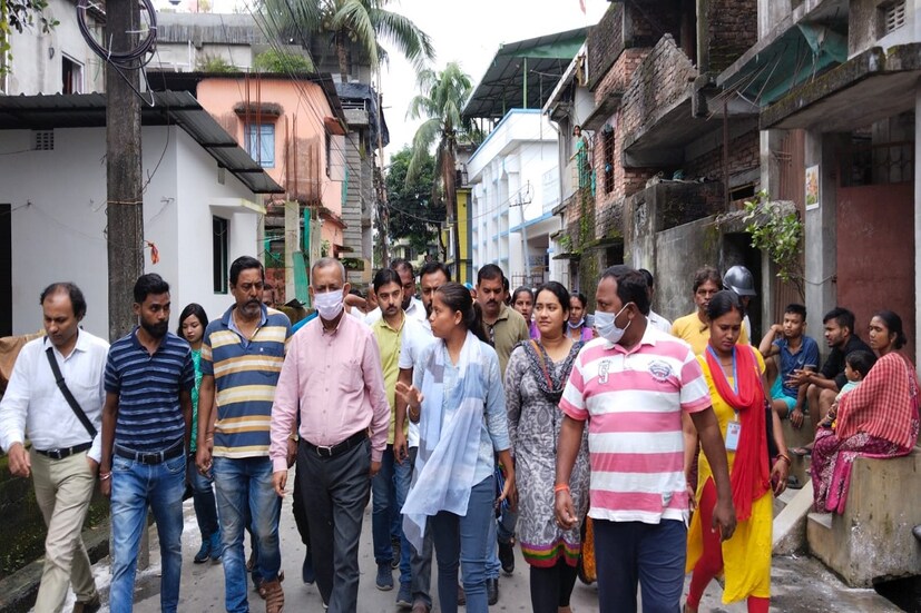 বুধবারের ডাকা বৈঠকে যোগ দেননি রেলের কোনও আধিকারিকই। এই সময়ে যা কাম্য নয়। বৃহস্পতিবার এ নিয়ে রেলমন্ত্রীকে চিঠি পাঠিয়েছেন তিনি। যার প্রতিলিপি উত্তর পূর্ব সীমান্ত রেলের জেনারেল ম্যানেজারের কাছেও পাঠানো হয়েছে। পাশাপাশি এদিন তিনি বলেন, ‘‘শহরের খাটালগুলি আদপে ডেঙ্গি মশার আঁতুরঘর। এর আগে পয়লা বৈশাখের পর শহরের বাইরে সরে যেতে বলা হয়েছিল, রাজি হয়েছিলেন খাটাল মালিকেরা। কিন্তু যায়নি। এবারে না সরলে আইন অনুযায়ি পদক্ষেপ নেওয়া হবে।’’