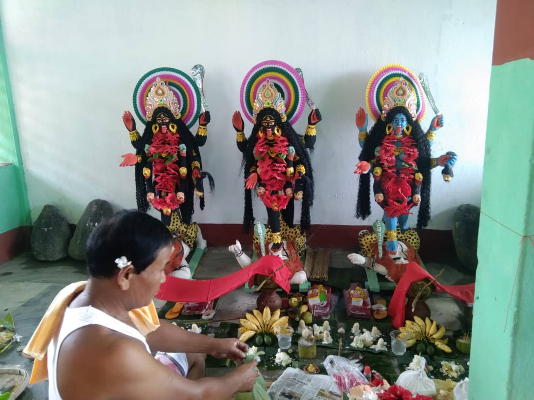 স্বামীর দীর্ঘায়ু কামনায় জলপাইগুড়ির মহারাজ মেলায় শাঁখা পড়তে ভিড় মহিলাদের