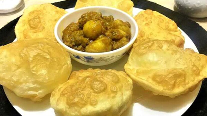 লুচি ভাজার জন্যে তেলের বিশেষত্ব কী ? লুচির ময়দা মাখার সময় যে তেল ব্যবহার করা হয়, তা যদি একটু গরম করে নেওয়া যায় তবে ভাজার সময় লুচি ফুলে উঠবে।