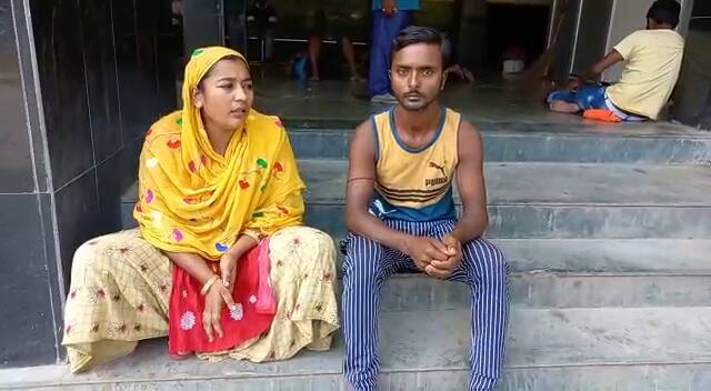 অপেক্ষায় দিদি-জামাইবাবু।
