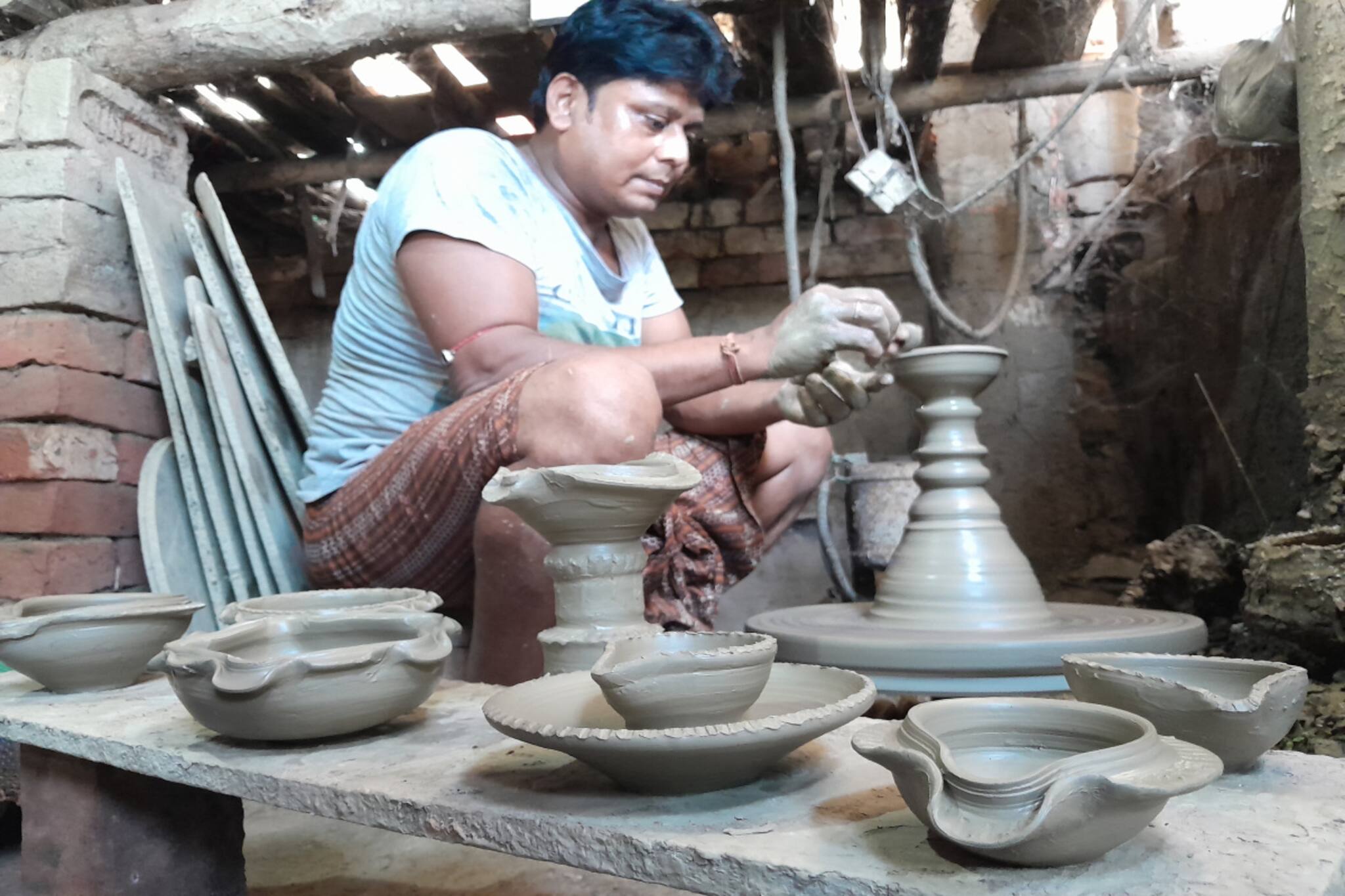 South 24 Parganas News: দীপাবলীতে কদর কমেছে মাটির প্রদীপের! দাপট চিনা আলোর