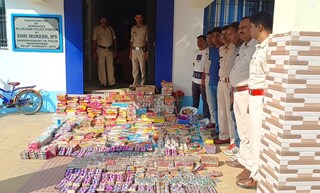 রেজিনগরে উদ্ধার হওয়া বিপুল পরিমাণ শব্দ বাজী সহ আতশবাজী 