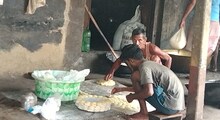 মন্ডা খেয়েছেন? ভিডিও দেখে শিখে নিন কী ভাবে বাননো হয় মন্ডা মিষ্টি!