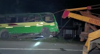 বাস এবং ছোট গাড়ির দুর্ঘটনা