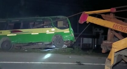 বাস এবং ছোট গাড়ির দুর্ঘটনা