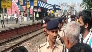রেল লাইনে দাঁড়িয়ে রাজধানী এক্সপ্রেস আটকে দিলেন যাত্রীরা, কেন?