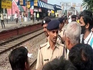 রেল লাইনে দাঁড়িয়ে রাজধানী এক্সপ্রেস আটকে দিলেন যাত্রীরা, কেন?