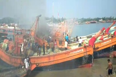 ট্রলারে আগুন