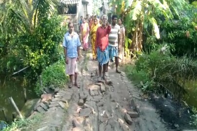 রাস্তার দাবিতে বিক্ষোভ
