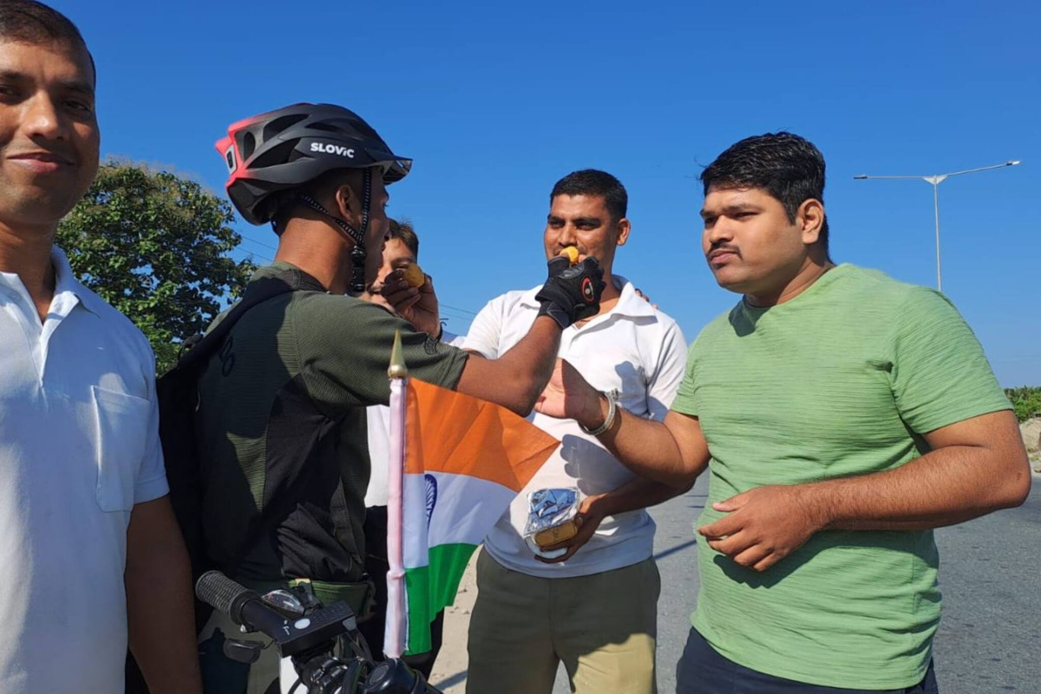 Jalpaiguri News: বৃদ্ধাশ্রম ঠিকানা নয় বাবা মায়ের! এই বার্তা নিয়ে সাইকেলে জলপাইগুড়ি থেকে বাড়ি র‌ওনা জ‌ওয়ানের
