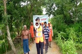 প্রশাসনের তরফ থেকে উপকূলবর্তী এলাকাতে চলছে মাইকিং