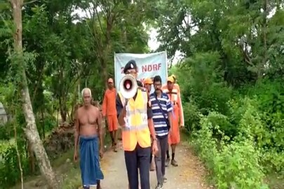 প্রশাসনের তরফ থেকে উপকূলবর্তী এলাকাতে চলছে মাইকিং