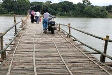 ভাঙা বাঁশের সাঁকো নতুন করে ফিরে পেল আমতার মানুষ