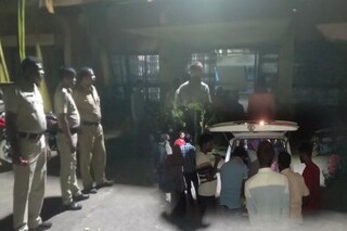দেহ নিয়ে আসা হচ্ছে স্হানীয় হাসপাতালে 