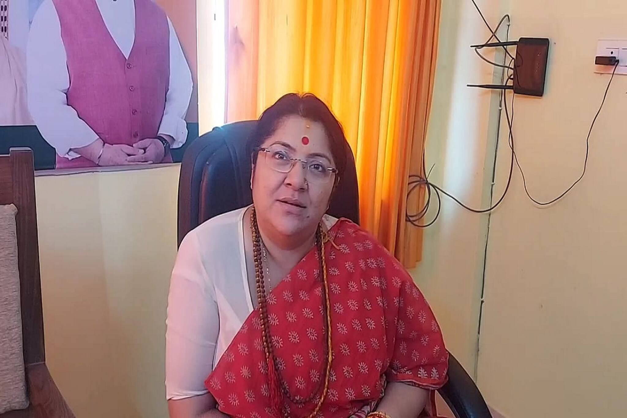 ৬ টাকায় ১ কোটি', 'চোর ডাকাতের তৃণমূল'কে এবার লটারি-আক্রমণ লকেটের