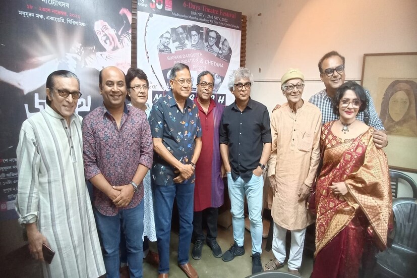 #কলকাতা:   ' চেতনা' নাট্যদল ৫০ বছর পূর্ণ করবে। কর্ণধার অরুণ মুখোপাধ্যায়ের 'মারীচ সংবাদ' নাটক দিয়ে চেতনার যাত্রা শুরু হয়েছিল। 'মারীচ সংবাদ' নাটকটিরও অর্ধশতক পূর্ণ হচ্ছে একই সঙ্গে।  তারপর 'জগন্নাথ', 'তিস্তাপারের বৃত্তান্ত', 'মেফিস্টো', 'ঘাসিরাম কোতয়াল', 'ডন'. তাকে ভালো লাগে' ইত্যাদি মঞ্চ সফল নাটক সহ ছোট,বড়  বহু নাটক মঞ্চস্থ হয়েছে এই ৫০ বছরের ইতিহাসে। এই ঐতিহাসিক লগ্নে এই নাট্যদল একটি নাট্যোৎসবের আয়োজন করেছে তারা । এই উৎসব চলবে ১৮ থেকে ২৩ নভেম্বর পর্যন্ত।