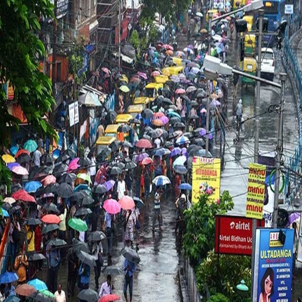 জার যেরে দক্ষিণবঙ্গে প্রভাব বাড়বে ঘূর্ণাবর্তের। ২ অক্টোবর অর্থা‍ৎ সপ্তমী থেকে ৫ অক্টোবর দশমী পর্যন্ত এর প্রভাব থাকবে। বৃষ্টি হতে পারে দক্ষিণবঙ্গের একাধিক জায়গায়। বৃষ্টির প্রভাব বেশি থাকবে উপকূলের কাছাকাছি জেলাগুলিতে।