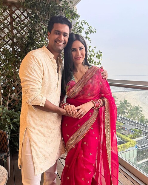 ক্যাটের থেকে ভিকি বয়সে অনেকটাই ছোট। কিন্তু ভালবাসার কোনও বয়স হয় না। আজ বিয়ের পর প্রথম করবা চৌথ ক্যাটরিনা ও ভিকি কৌশলের। (photo source Instagram) 