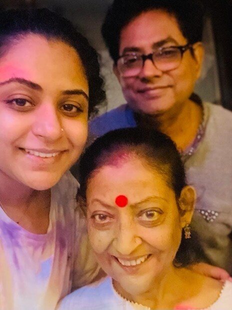 দীপাবলিতেই মেয়ে সাজির সঙ্গে স্ত্রীকে নিয়ে বেশ কয়েকটি ছবি পোস্ট করেছিলেন বাংলা ছায়াছবি তথা টেলিভিশনের জনপ্রিয় অভিনেতা শঙ্কর চক্রবর্তী ৷