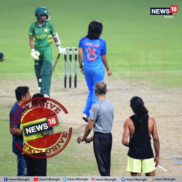 এ বার বাকি অংশ শ্যুট চলছে। তবে আপাতত ছবিতে যাঁকে দেখা যাচ্ছে, তিনি অনুষ্কা নন। একই লুক, একই চুল, একই হাঁটার ভঙ্গিতে ডামি। তবে কে তিনি? ঝুলন? অনুষ্কা? না অন্য কেউ? গুলিয়ে ফেলবেন।