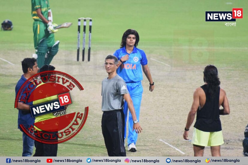 আজ, ১৭ই অক্টোবর, কলকাতায় ভারত-পাকিস্তান ম্যাচ। জোর প্রস্তুতি ইডেনে। তবে সবটাই সিনেমা। মহিলা ক্রিকেটের ম্যাচ বলে কথা! আর খেলবেন অনুষ্কা শর্মা। কলকাতা আন্তর্জাতিক বিমানবন্দরে দেখা গিয়েছে রবিবার বিকেলে অনুষ্কাকে। (ছবি: ঈরন রায় বর্মন)