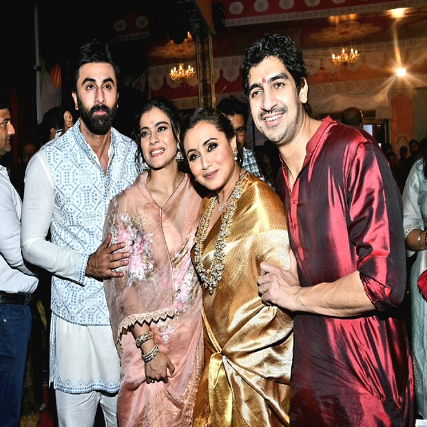 এদিন পুজো প্রাঙ্গনে উপস্থিত ছিলেন রণবীর কাপুর, জয়া বচ্চন, মৌনি রায়, রানি মুখোপাধ্যায়, কাজল, অয়ন মুখোপাধ্যায়, সুমনা চক্রবর্তী, তানিশা মুখোপাধ্যায়, তনুজা, দেবু মুখোপাধ্যায়, শ্রাবণী মুখোপাধ্যায়রা। 
