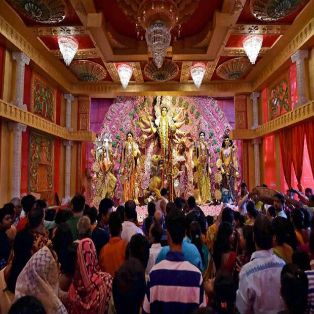 উত্তরবঙ্গের ক্ষেত্রে আগামী ২ দিন বৃষ্টিপাতের সম্ভাবনা কম। আগামী ৩ অক্টোবর অষ্টমীতে হালকা থেকে মাঝারি বৃষ্টিপাতের সম্ভাবনা রয়েছে। আগামী ৪ অক্টোবর থেকে উত্তরবঙ্গে বৃষ্টিপাত বাড়বে। নবমীতে পাহাড়ি জেলাগুলোতে ভারী বৃষ্টিপাত হতে পারে। তাপমাত্রা রবিবার থেকে কিছুটা কমবে মেঘলা থাকার জন্যে।