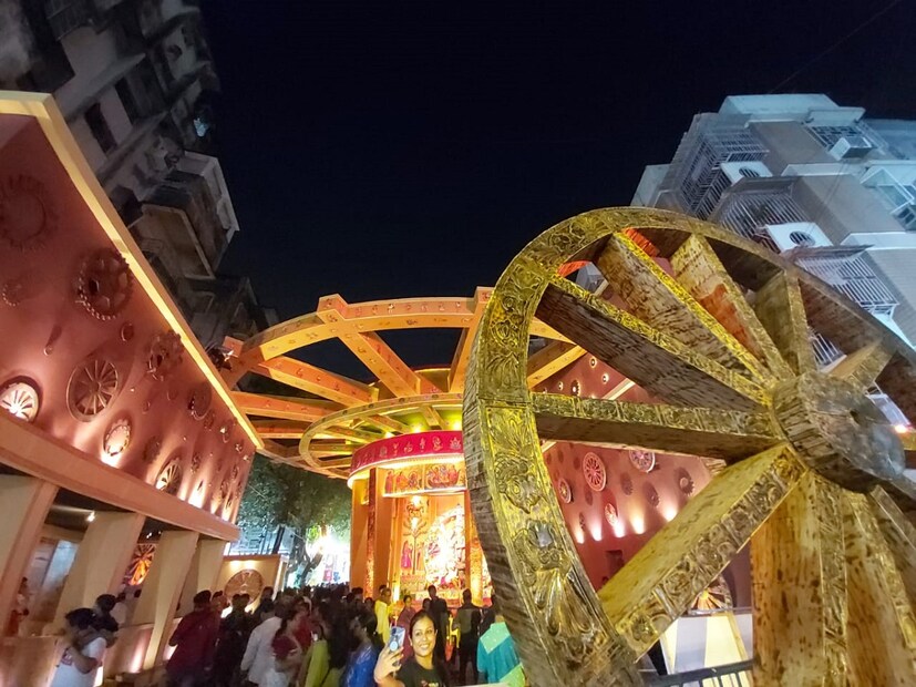 পুজোতে বৃষ্টির ভ্রুকূটি রয়েছে এই কথা মাথায় রেখেই পঞ্চমীর রাত একেবারেই বয়ে যেতে দেয়নি কলকাতাবাসী৷ রাত জেগে চলল ঠাকুর দেখা৷ 