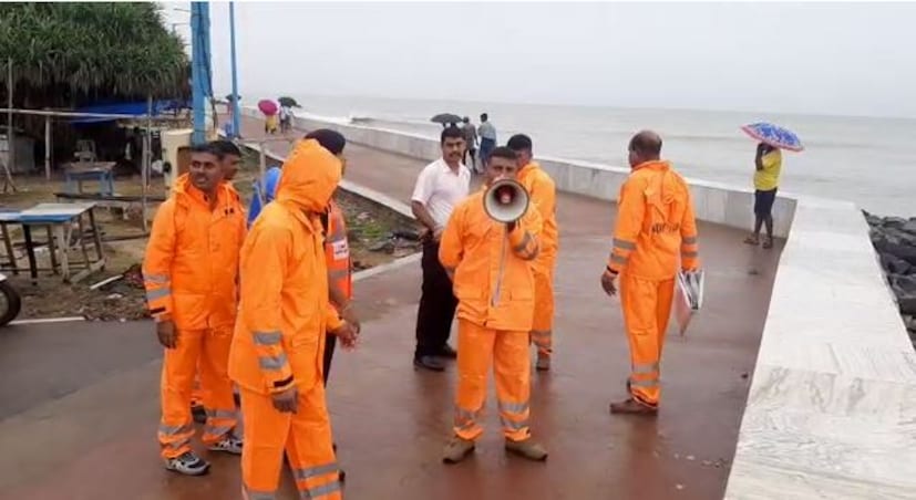 গোটা উপকূল এলাকায় চলছে সতর্ক করার জন্য মাইকিং। 