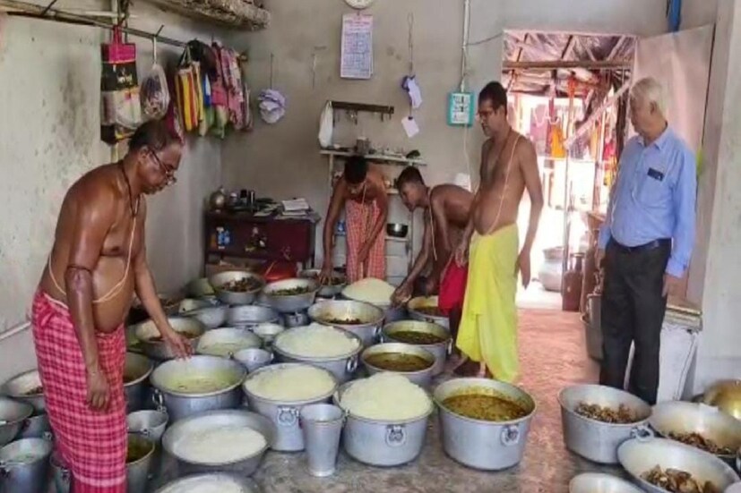এছাড়াও বিশেষ বিশেষ তিথিতে এই সংখ্যাটা কয়েক গুণ বেড়ে যায়। সেই অন্নপ্রসাদ কতটা স্বাস্থ্যসম্মত তা খতিয়ে দেখতে কয়েক মাস আগে খাদ্য সুরক্ষা দফতরের প্রতিনিধিরা মন্দিরে এসে খতিয়ে দেখেন। এরপরই তাঁরা মন্দির কর্তৃপক্ষকে স্বাস্থ্যসম্মত খাবার পরিবেশনের জন্য শংসাপত্র তুলে দেন। যা ঘিরে খুশি মন্দির কর্তৃপক্ষ থেকে পুজো দিতে আসা পুণ্যার্থীরাও। আসলে প্রায়ই রাজ্যে ভোগ প্রসাদ খেয়ে অসুস্থ হওয়ার খবর পাওয়া যায়।