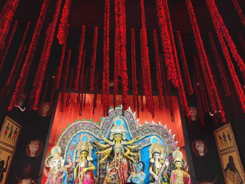 এখন মহালয়া থেকেই পুজোর উদ্বোধন হয়ে যাওয়ায় বাঙালি দুর্গাপুজোয় মেতে ওঠে , তবে আজ সেই পুজোর আনন্দের বাড়তি আনন্দের দিন৷ কারণ আজ মহাষষ্ঠী৷ দেবীর বোধন৷ মৃণ্ময়ী মা চিন্ময়ী হয়ে অধিষ্ঠান করবেন মন্দিরে মন্দিরে৷ -Photo Courtesy- Kaushik Sen 