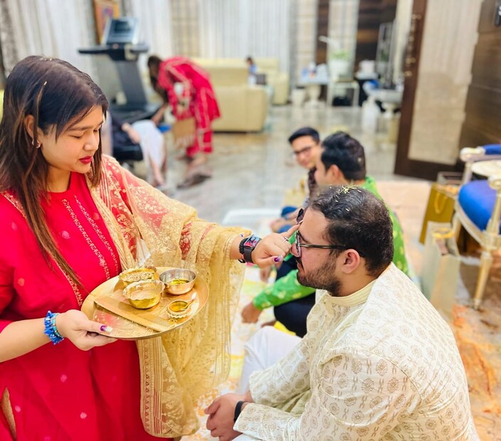*অন্যান্য ভাইদের সঙ্গে তিনিও ফোঁটা দেন। অভিশেকের বোন সোশ্যাল মিডিয়ায় যে ছবি পোস্ট করেছেন, ছবি ভাইরাল হতে সময় নেয়নি।