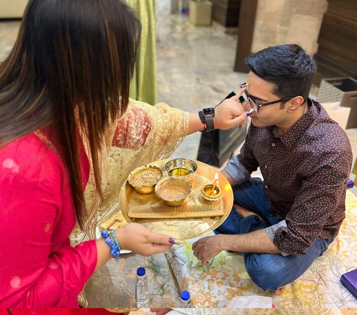 *কালীপুজোর পরদিন কালীঘাট মন্দিরে গিয়ে পুজো দিয়েছেন অভিষেক। এরপর এ দিন বাড়ির ভাইফোঁটায় শামিল ছিলেন তিনি৷