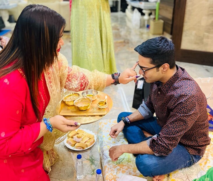 *চোখের চিকিৎসা করে কালীপুজোর দিনেই কলকাতায় ফিরেছেন অভিষেক বন্দ্যোপাধ্যায়। কালীপুজোর সন্ধ্যায় বাড়িতে অঞ্জলি দেন।