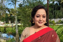 সিঁথিতে সিঁদুর, হাতে শাঁখা-পলা চেনা মিষ্টি হাসিতে অলঙ্কার ঝরে পড়ল, ভাইরাল ছবি